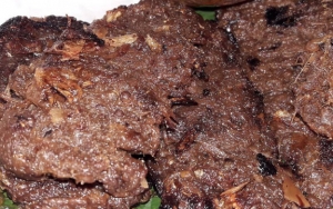 Ingin Beli Oleh-Oleh Khas Bandung? Cicipi Saja Gepuk Nyonya Ong