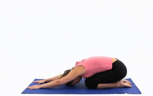 Child’s pose stretch Yang Bisa Bikin Punggung Rileks