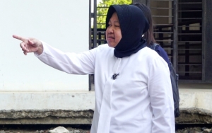 Inspeksi GBT, Walkot Surabaya Risma Minta Anak Buah Cium Bau Stadion
