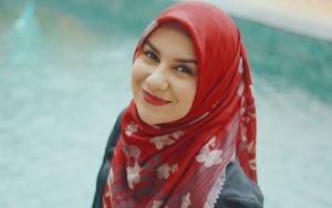  Irish Bella Makin Semringah Dibalut Hijab Pashmina Singgung Soal Kebahagiaan