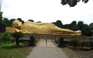 Maha Vihara Mojopahit Trowulan Yang Punya Patung Buddha Emas Super Besar