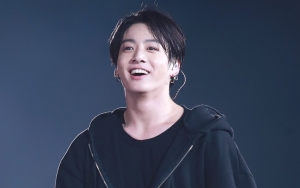 Jungkook BTS Tampil Perdana di Depan Publik Usai Kecelakaan, Warna Rambut Jadi Sorotan