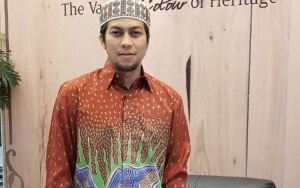 Istri Dagang Bakso Hidupi Anak, Sunu 'Matta' Cuek Lepas Peci dan Mejeng Tampan Ala Anak Band