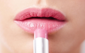Jangan Gunakan Lipstik Terlalu Sering Karena Berdampak Pada Warna Bibir Asli
