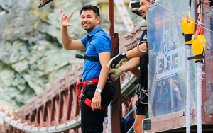 Raffi Ahmad Asyik Plesiran Keliling Dunia, Toko Bajunya Dilahap Api