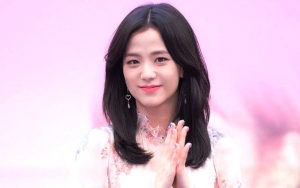 Kecantikan Jisoo BLACKPINK Nikmati Cuaca Cerah di Musim Dingin Lagi-Lagi Tuai Decak Kagum