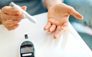 Pertama, Rajin Cek Gula Darah untuk Mengontrol Diabetes