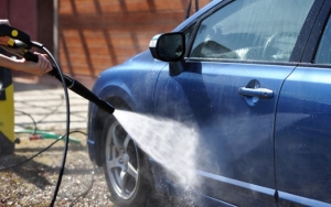Segera Bersihkan Air Hujan di Bodi Mobil Agar Tak Sampai Merusak Catnya