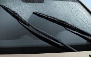 Bersihkan Kaca dan Wiper Mobil Secara Berkala Saat Musim Hujan