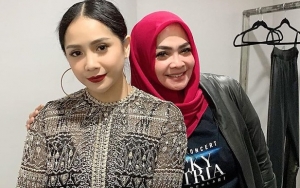 Saldo ATM Unlimited, Nagita-Mama Rieta Bagi 'Recehan' Dollar Setara Puluhan Juta ke Asisten