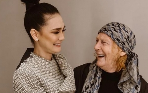 Luna Maya Tertawa Cantik Bareng Ibunda, Harga Kalung Miliaran Dikira Minjam Kayak Syahrini