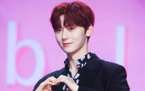 Hwang Minhyun NU'EST Tampil Ganteng Tanpa Riasan dan Jajan di Pinggir Jalan dalam Vlog Terbaru