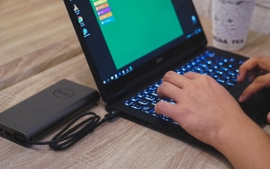 Kalian Juga Perlu Menghindari Menggunakan Laptop Saat Di-charge