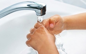 Membasuh Tangan Setelah Manicure Adalah Kesalahan dalam Merawat Kuku yang Harus Dihindari