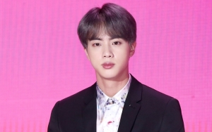 Ganteng Banget, Gaya Keren Jin BTS Berangkat ke Jepang Tuai Pujian Selangit