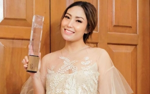 Bandingkan Dirinya Sekarang dengan 7 Tahun Lalu, Ayu Dewi Banjir Pujian