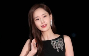 Yoona SNSD Tampil Serba Hitam di Bandara, Wajah Muram Jadi Sorotan 
