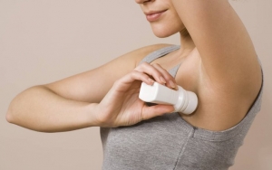 Alergi Penggunaan Deodoran Berbahan Kimia Juga Bisa Sebabkan Gatal