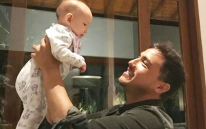  Hamish Daud Ajak Anak Main Di Pantai, Gemasnya Kaki Mungil Zalina Ogah Napak Pasir Karena Geli?
