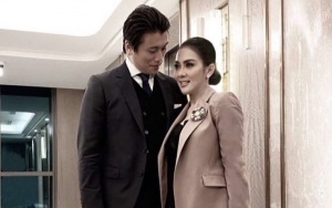  Biasa Mewah, Syahrini dan Reino 'Merakyat' Ajak Keluarga Piknik Lesehan Makan Pakai Daun Pisang