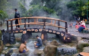 Berendam Di Pemandian Air Panas Sambil Menikmati Suasana Hujan