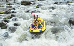 Pacu Adrenalin Dengan Arung Jeram Saat Hujan