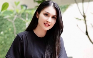 Sandra Dewi Tak Pede Karena Merasa Mirip Emak-emak, Ternyata Hobi Balas dan Hapus Komen Julid