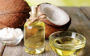 Minyak Kelapa Juga Memiliki Sejumlah Kandungan Baik yang Bisa Membuat Rambut Jadi Halus dan Lembut