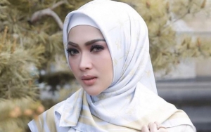 Syahrini Buka Tutup Hijab 'Meliuk' Seksi, Body Goals Kelewat Menonjol Diledek Pakai Busa