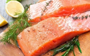 Ibu Menyusui Sebaiknya Banyak Makan Ikan Salmon Agar Menghasilkan ASI yang Berkualitas