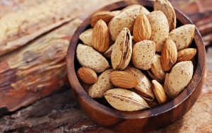 Ibu yang Sedang Menyusui Sebaiknya Mengkonsumsi Kacang Almond untuk Menghasilkan ASI Berkualitas
