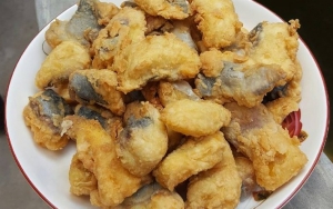 Balut Ikan Dengan Tepung Sebelum Di Goreng