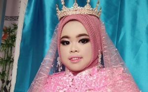 Kekeyi Foto Akrab Bareng Mama, Pamer Love Sign Justru Bikin Salfok