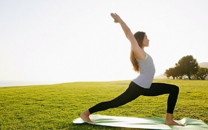 Yoga Secara Rutin Dapat Membuat Pikiran Jadi Tenang