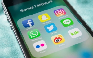 Kurangi Menggunakan Sosial Media Yang Bisa Berpengaruh Buruk