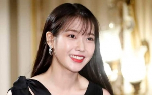 Gaya Imut IU Pakai Kaus Longgar di Bandara, Wajah Tanpa Make Up Jadi Sorotan