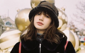 Lisa ke Everland Bareng Keluarga, Pede dan Tak Takut Kenakan Atribut BLACKPINK