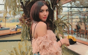  Millendaru Pose Manja Di Papan Iklan Kondom, Bagian Paha Bentol-bentol Bikin Salfok