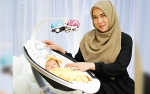 Baru Berusia 1 Bulan, Putri Fitri Tropica Sudah Bisa Pamerkan Gaya Centil