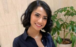 Vanessa Angel Tak Tunjukkan Cincin Mas Kawin Saat Genggam Tangan Suami 