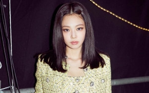 Fans BLACKPINK 'Demo' di Depan Kantor YG, Jennie Santuy Tebar Foto Bareng Kesayangan