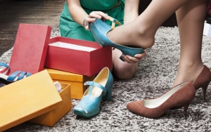Coba Untuk Tes Jalan di Lantai Yang Keras Saat Membeli Sepatu