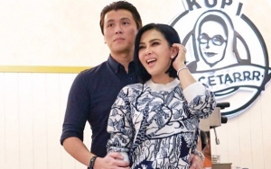 Reino Lahap Disuapi Daun oleh Syahrini, Puji Jengkol Mama Cetar Mirip Kentang Bak Mantu Teladan