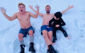 Raffi Ahmad Santuy Telanjang Dada Peluk Rafathar di Tumpukan Salju, Ekspresi Merry Justru Curi Fokus