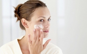 Gunakan Pelembab Untuk Menciptakan Makeup yang Natural dan Tahan Lama