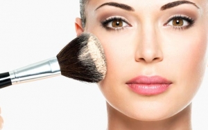 Pemula Ingin Belajar Makeup Natural? Jangan Lupa Gunakan Bedak Ya