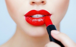 Hindari Penggunaan Lipstik Berwarna Terang Menyala Jika Ingin Menghasilkan Makeup Natural