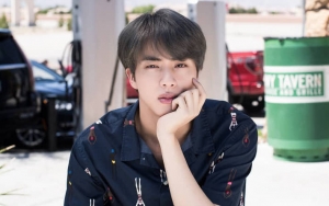 Bodi Sempurna Jin BTS Pakai Baju Balap Tuai Decak Kagum, Netizen Tagih Main Drama