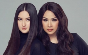 Titi DJ Mewek Usai Dapat Hadiah Super Manis Ini dari Stephanie Poetri di Hari Ibu