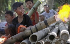 Natal di Flores Dimeriahkan dengan Tradisi Unik Bernama Meriam Bambu